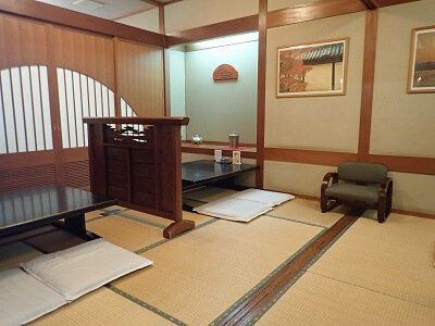 寿司処八ちゃんの入ってすぐ左の部屋の手前の雰囲気