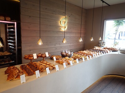 boulangerie garde(ブーランジェリー　ガルデ)のパンが並ぶ全体の雰囲気