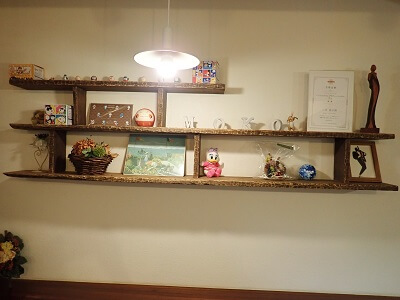 cafe+foods moko(モコ)の入ってすぐ左の壁に店名表示とパンなんちゃらの合格証書がある