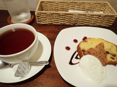 cafe+foods moko(モコ)のマロングラッセパウンドケーキと紅茶