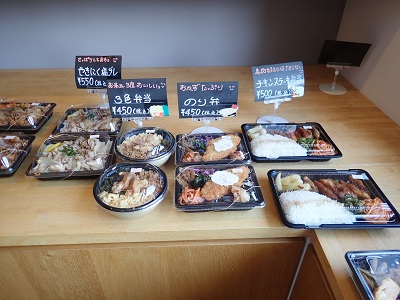 肉や総菜jyuのお弁当が並ぶ右奥