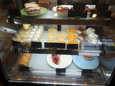 瀬戸山菓子店の左のケーキ類のショーケース