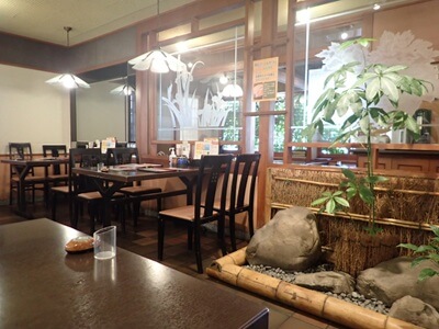 開花亭 谷山本店の箱庭から奥の雰囲気