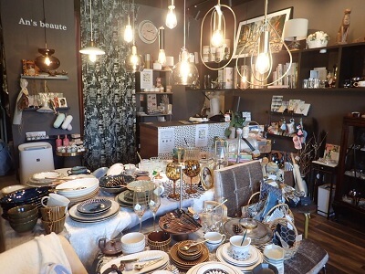 An's beaute coffeeの左手前から右むこうにかけての店内の雰囲気