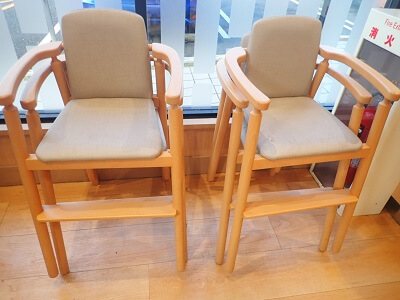 すき家 鹿児島卸本町店の子供イス