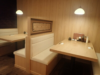 黒豚ふくや本店の左側の大人数のテーブル席