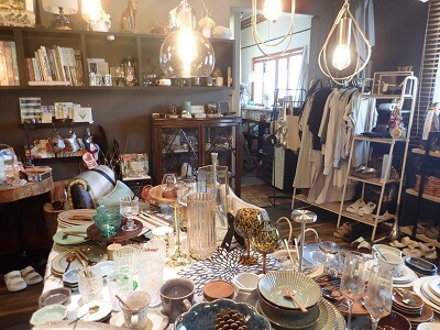 An's beaute coffeeの左向こうから右窓際にかけての店内の雰囲気