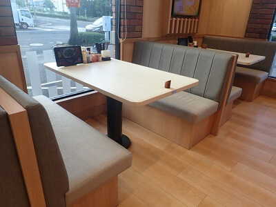 すき家 鹿児島卸本町店の窓際のテーブル席