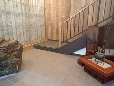 黒豚ふくや本店の2階へは階段で昇る