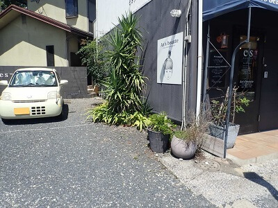 An's beaute coffeeの建物の横に駐車場1台あり