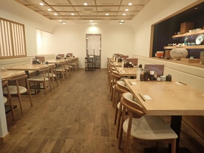 黒豚ふくや本店の右側は4人までのテーブル席