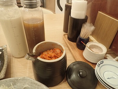 黒豚ふくや本店のテーブルセットのキムチと塩の蓋を開けてみた