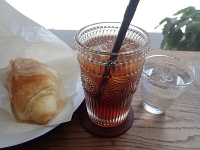 LUCK APARTMENTのクロワッサンと紅茶