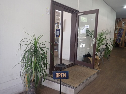 LUCK APARTMENTの入口