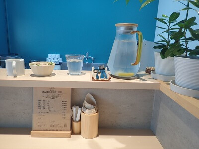 欧風カレー 萩カリーの注文すると目の前のカウンターに届いた