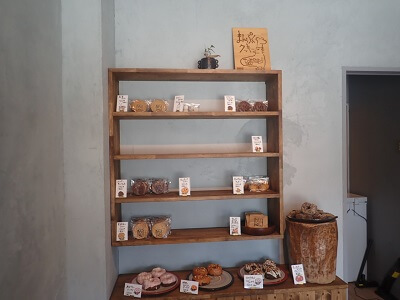 まんぷくクッキーtomorrow薬師店の売り場正面奥