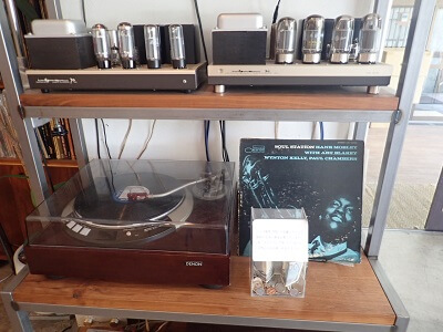 LUCK APARTMENTのレコードプレイヤーと募金箱