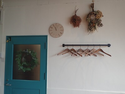 欧風カレー 萩カリーの出る時のドア周りの雰囲気