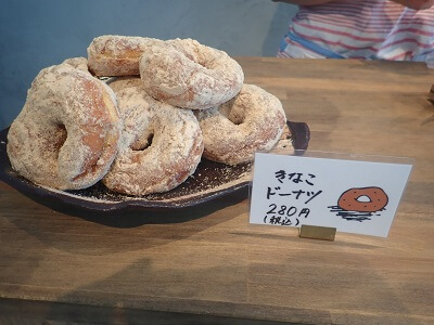 まんぷくクッキーtomorrow薬師店のレジ横のきなこドーナツ