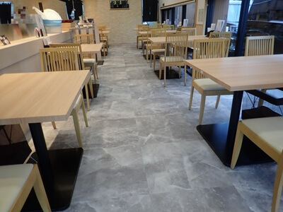 こめやさかなや 卸本町店のテーブル席