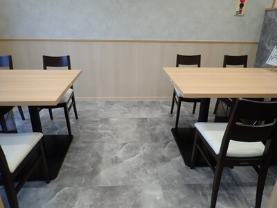 こめやさかなや 卸本町店の半個室のようなテーブル席