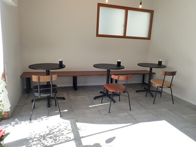 conneの左側のイートインスペース