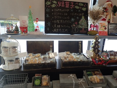 SWEET SWEETS LABOの焼き菓子コーナー左