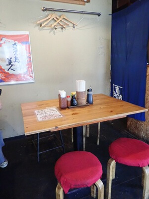 車やの左のテーブル席の右側