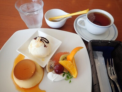 cafe ma・na・naのケーキセットのプリンアラモードと紅茶