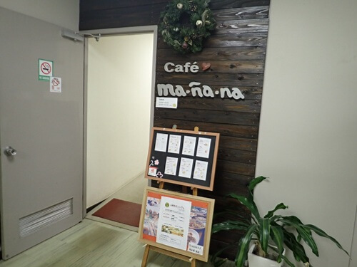cafe ma・na・naの入口