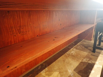 市役所、すぐそばのカウンター席下には大容量の荷物入れ