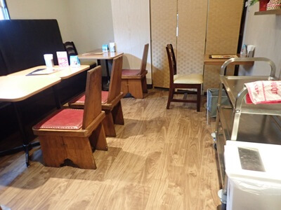 kitchen Gen (薔薇道)の柱の向こうの雰囲気