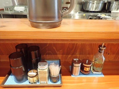 市役所、すぐそばのカウンター席のテーブルセット