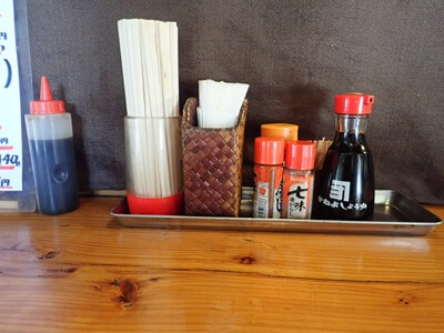 車やのカウンター席のテーブルセット