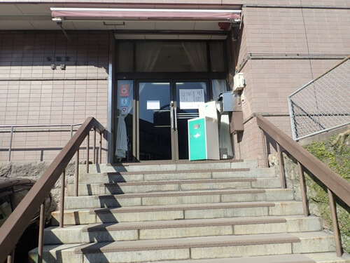 cafe ma・na・naの入口は県文化センター(宝山ホール)の横から入る