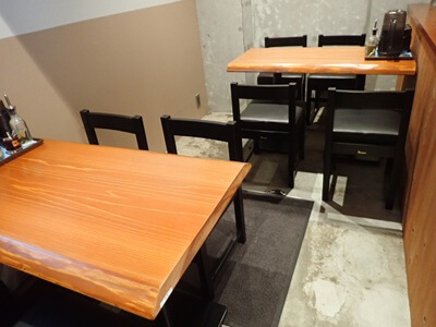 市役所、すぐそばの奥に対面のテーブル席あり