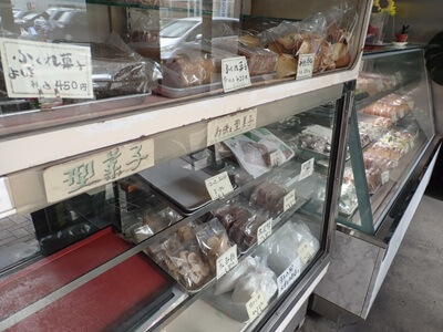 菓子処徳永菓子店の真ん中のショーケース