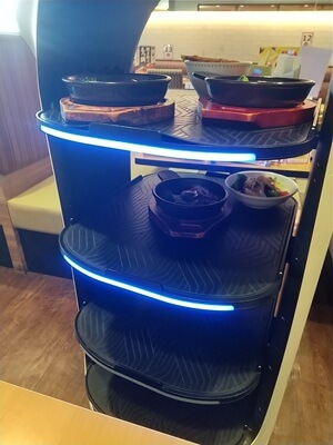 ガスト鹿児島谷山店の配膳ロボットが持ってきた
