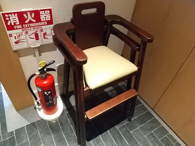 黒豚料理 寿庵 東開店の子供イス