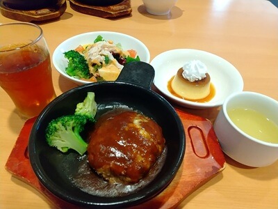 ガスト鹿児島谷山店のデミハンバーグと蒸し鶏とケールのサラダとプリンにお茶
