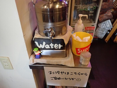 American FOOD N.K.BASE 宇宿店(エヌケーベース)のお冷の追加のセルフコーナー