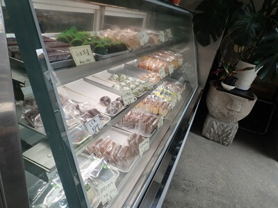 菓子処徳永菓子店の右のショーケース
