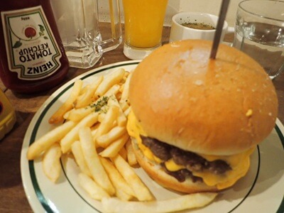 American FOOD N.K.BASE 宇宿店(エヌケーベース)のダブルチーズバーガーとオレンジジュース