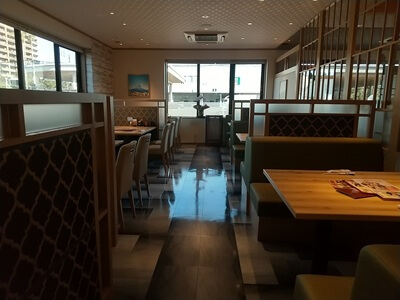 黒豚料理 寿庵 東開店のオープンスペースにたくさんの客席