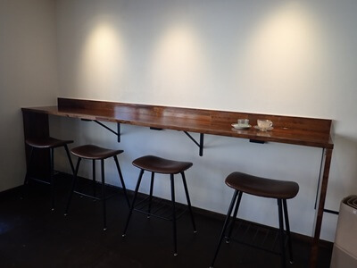 CHIAKI COFFEE WORKSの奥の壁際にカウンター席あり