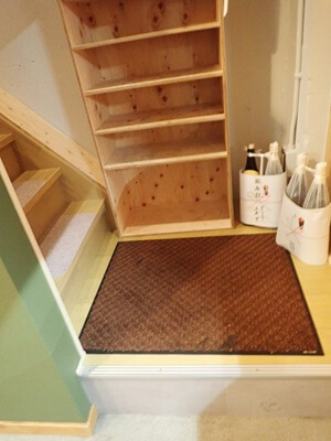 とんかつ盛よしの入口右に2階への階段と靴箱