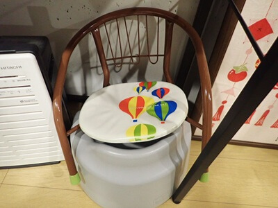 とんかつ盛よしの2階の子供イス