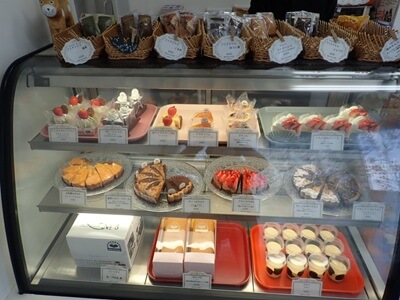 期間限定atelier Arbre du Coeurのショーケースと上に焼き菓子