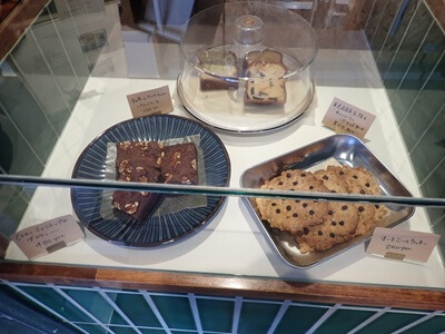 CHIAKI COFFEE WORKSのレジ横の焼き菓子コーナー
