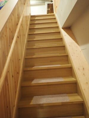 とんかつ盛よしの2階への階段